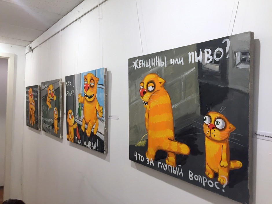 00 картины в коридоре на входе